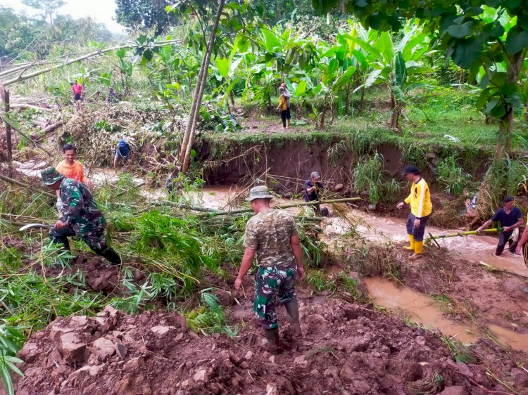 Sinergitas Tiga Pilar Bersihkan Material Longsor di Jombang, Sungai Kali Maling Kembali Mengalir